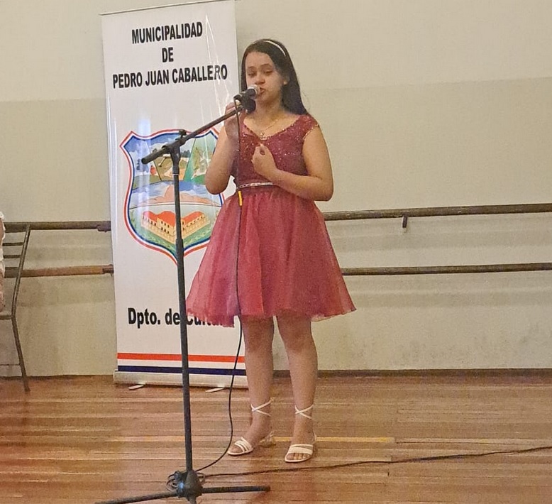 Niña de 13 años lanza poemario