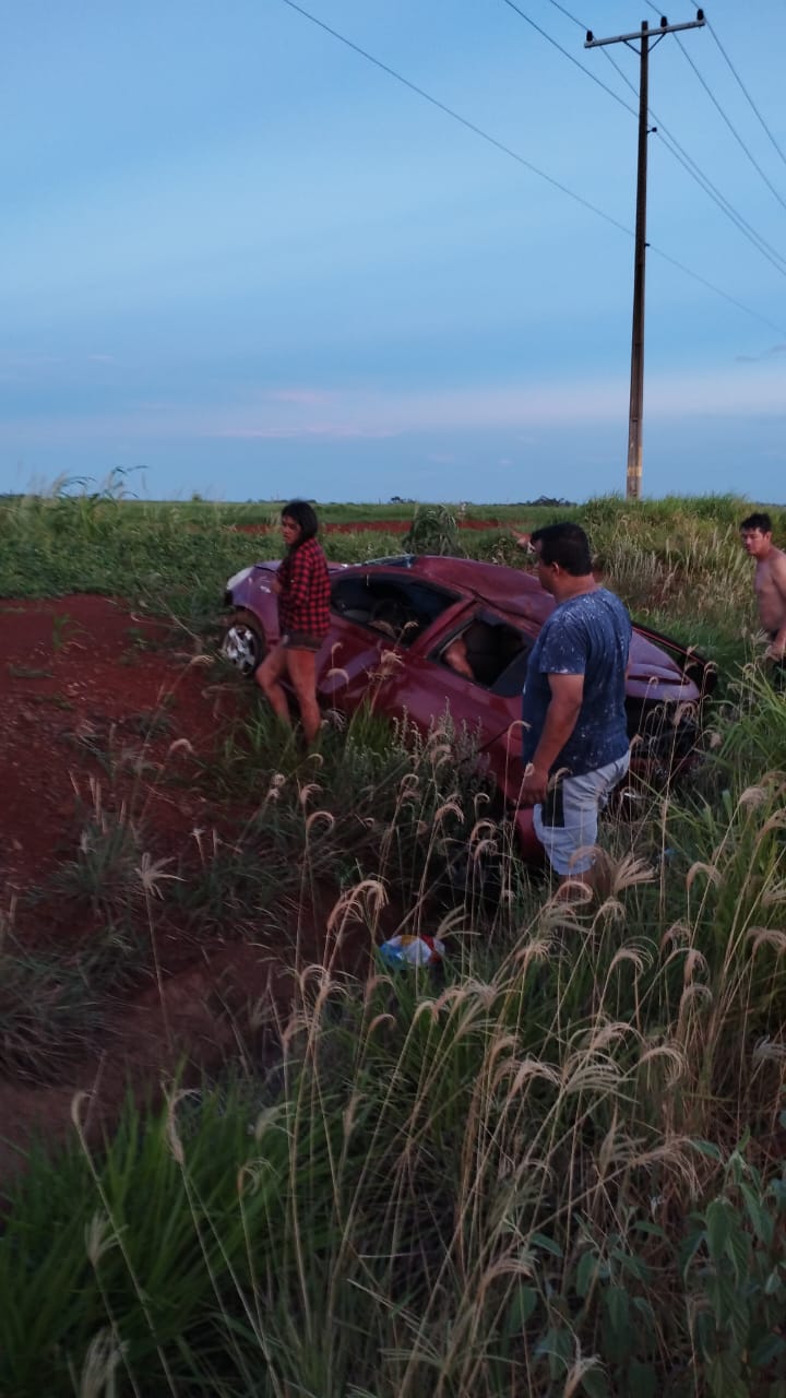Automóvil con cuatro ocupantes volcó en un camino vecinal de Fortuna Guazú