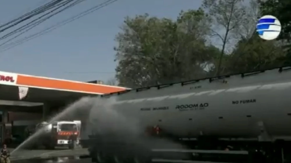 Bomberos controlan fuga de una cisterna con alcohol en San Lorenzo