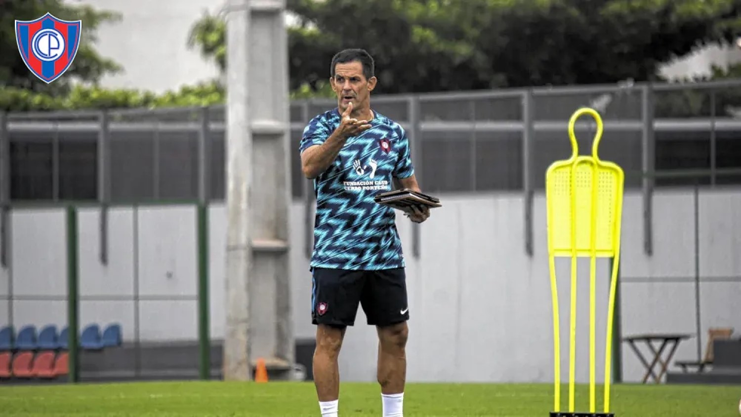 Cerro Porteño confirma a Víctor Bernay como DT interino del equipo