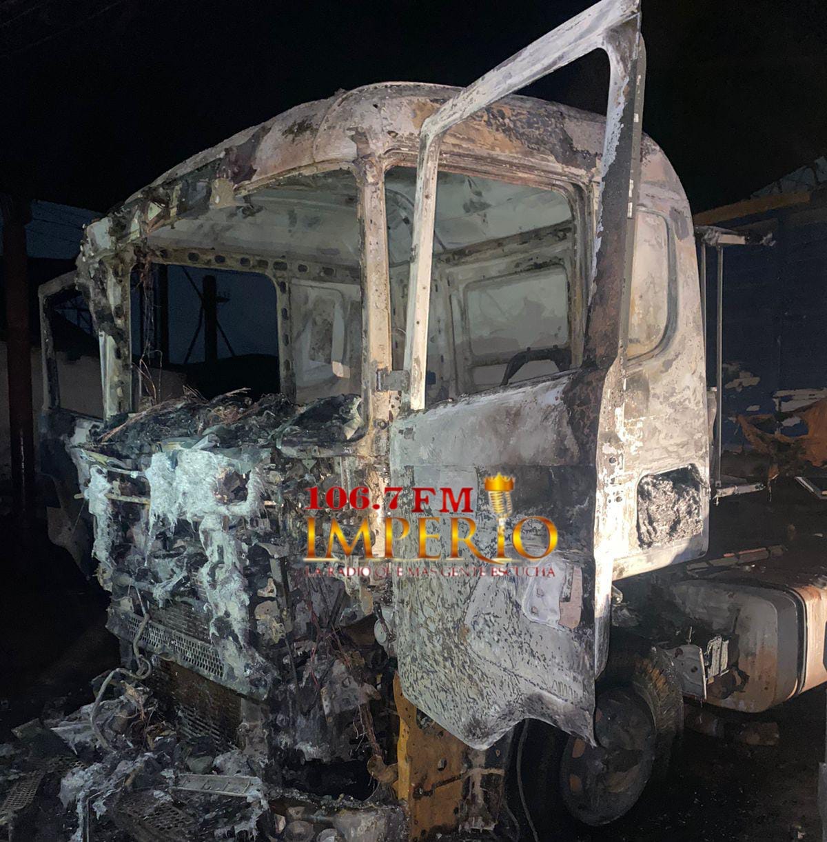 Tractocamión ardió en llamas en una transportadora en el barrio Defensores del Chaco