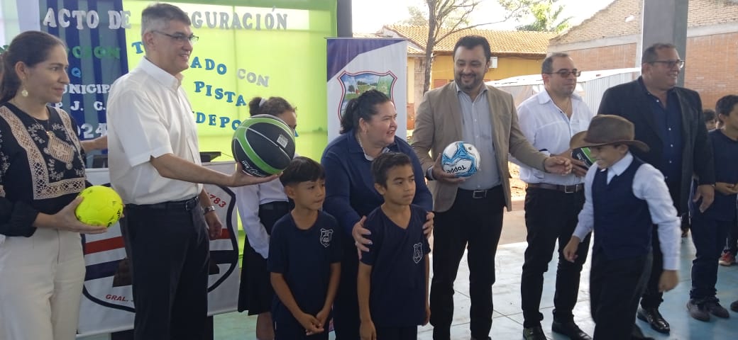 Inauguran tinglado con pista deportiva en escuela José Eduvigis Díaz del barrio María Victoria