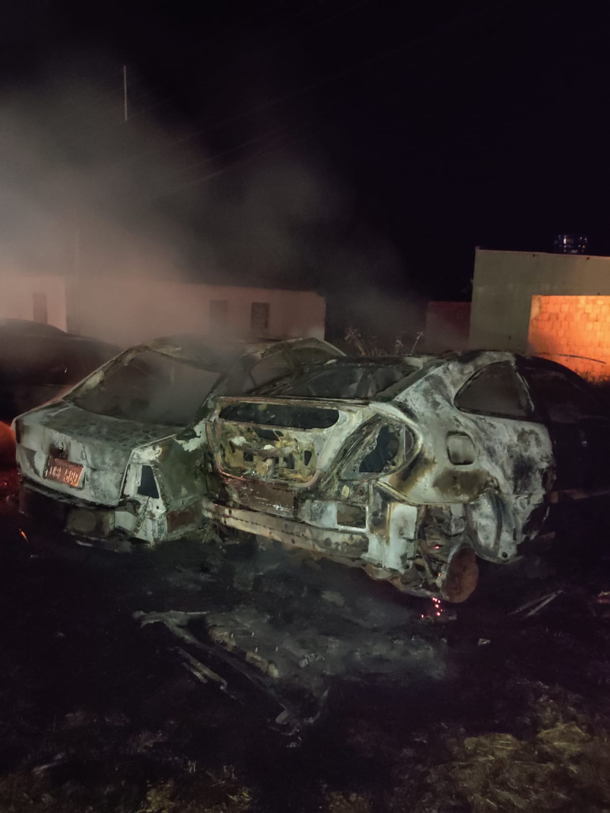 Tres vehículos arden en llamas en un taller en barrio Obrero