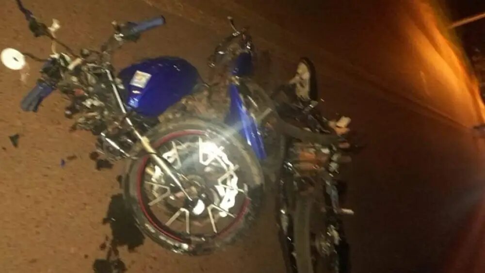 Dos jóvenes fallecieron al chocar frontalmente con sus motocicletas
