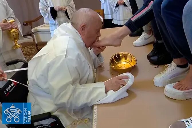 El Papa Francisco lava los pies a 12 reclusas en Jueves Santo