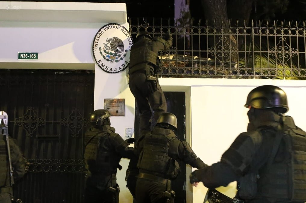 Policía ecuatoriana asaltó la embajada de México para capturar a un exvicepresidente