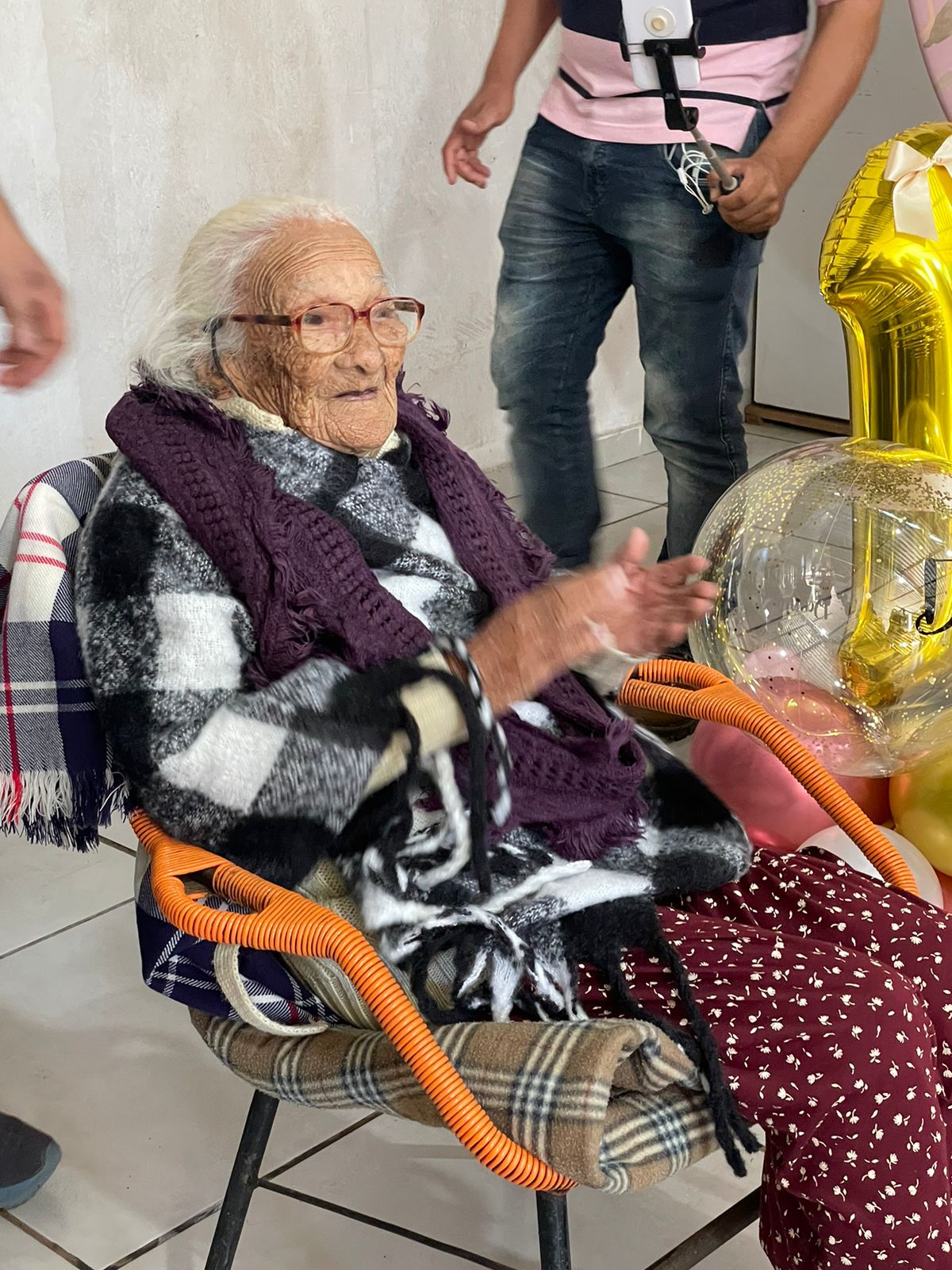 Doña Damiana celebra 110 años rodeada de su familia