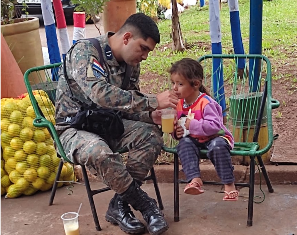 Viral: Agente policial del Grupo Puma invitó desayuno a una niña